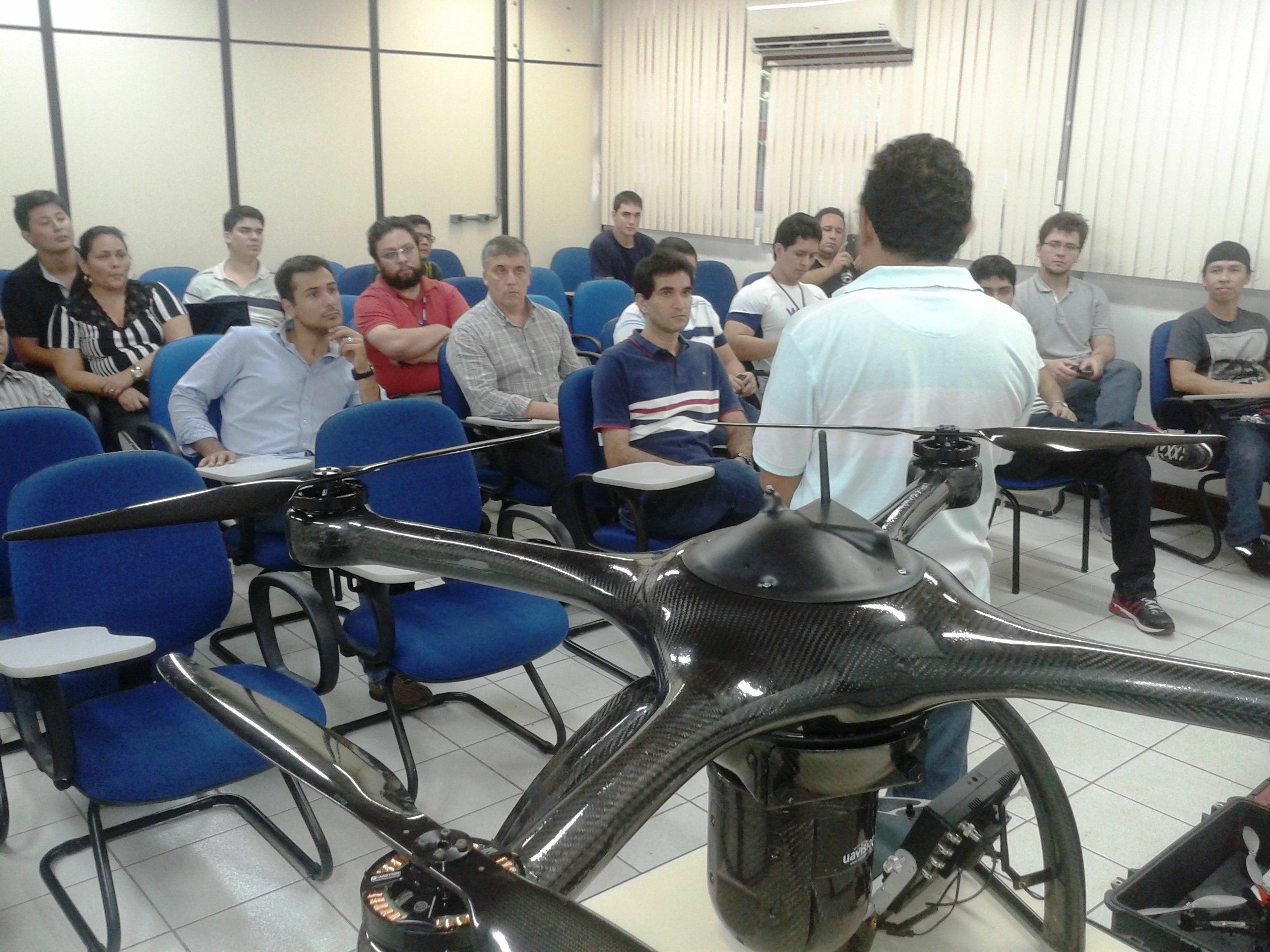 Alunos e professores durante apresentação de parte dos equipamentos